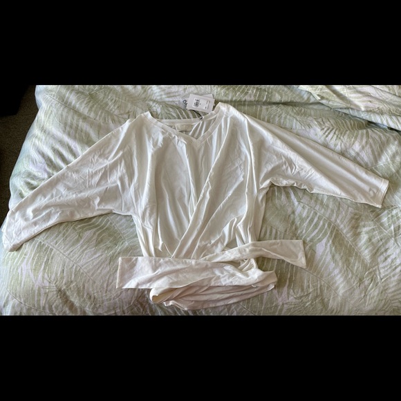 V-neck twist tee in optic white. 7 for all mankind (M). - Picture 2 of 5